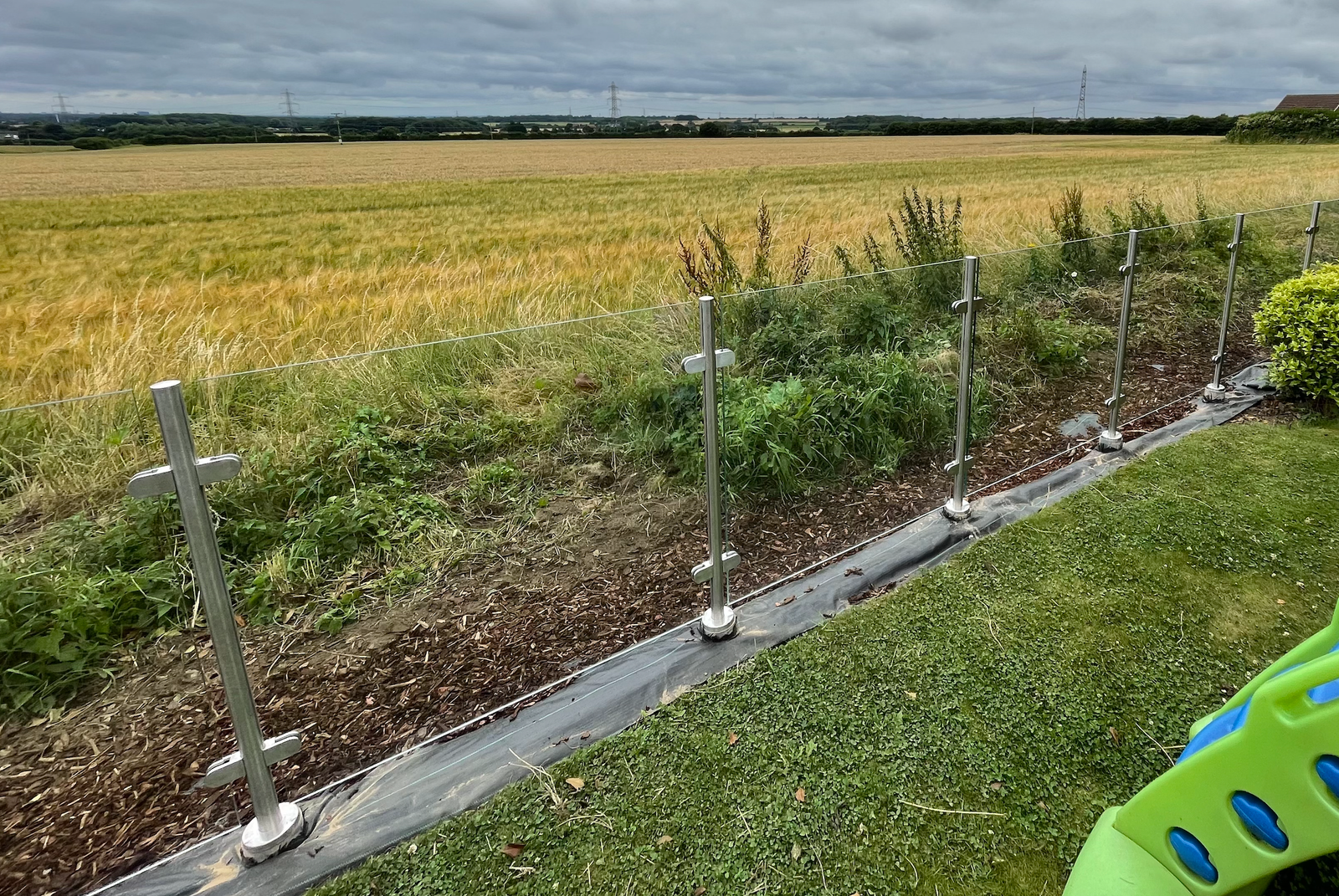 Post and glass balustrade panels