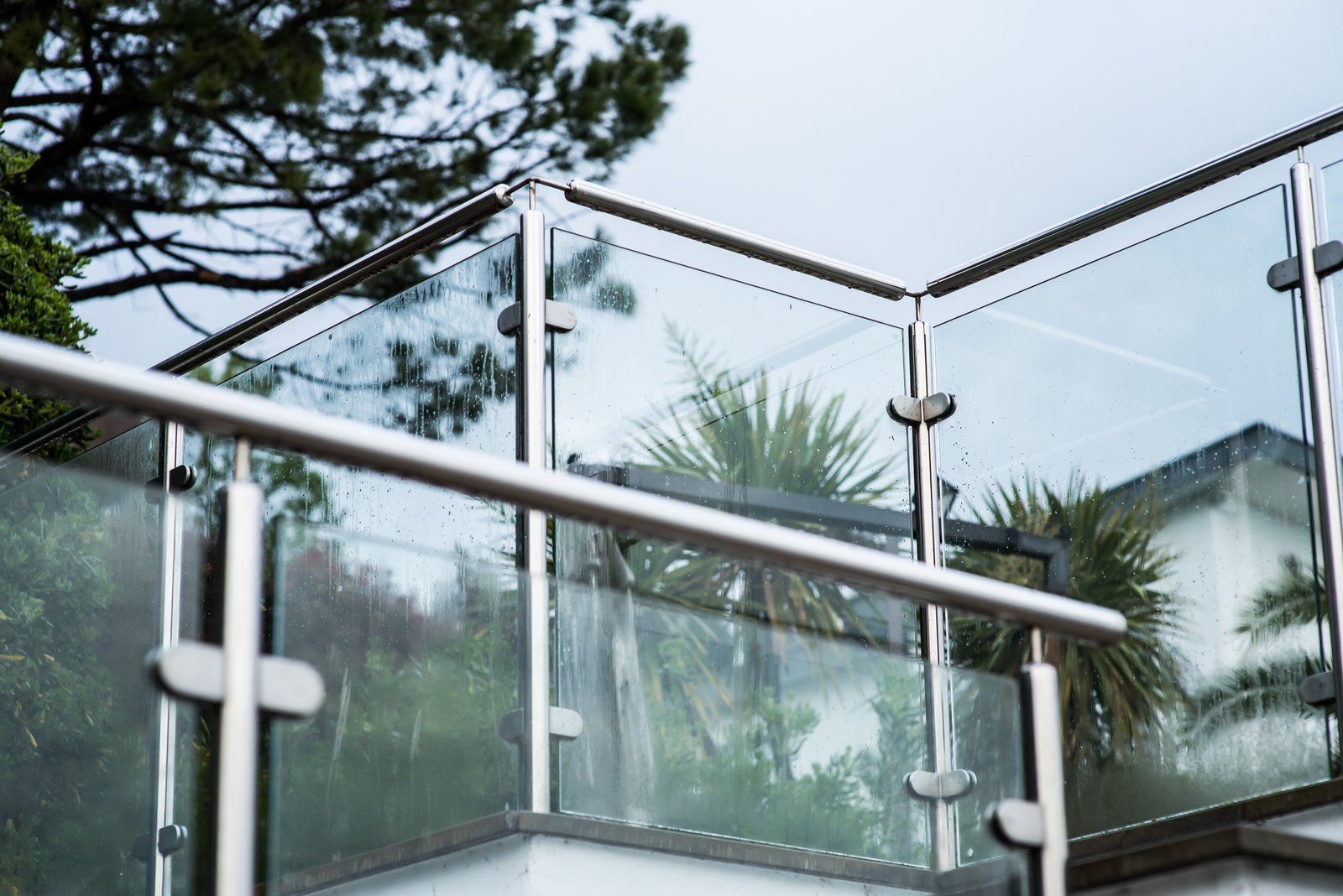 Round handrail used with glass balustrade posts