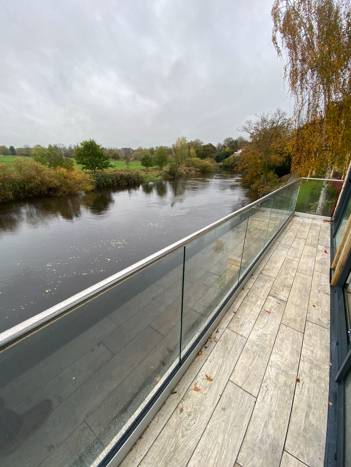 Slotted handrail for frameless glass balustrade